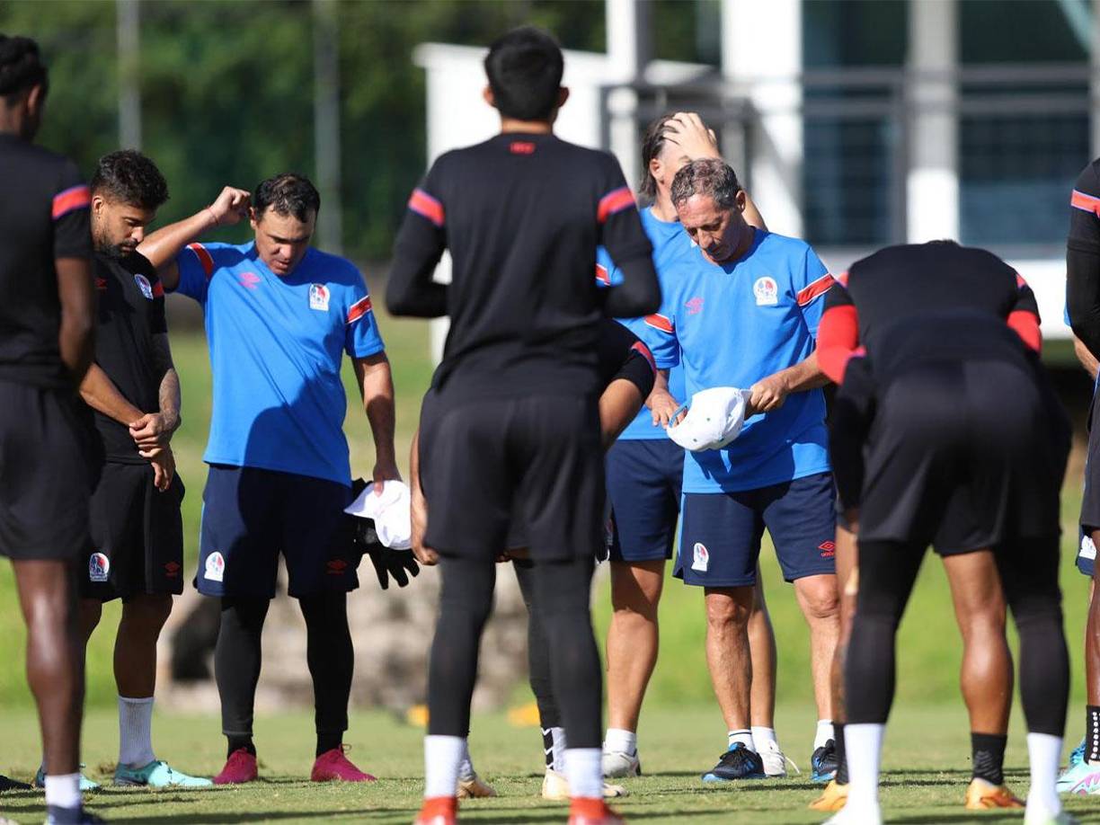 Pedro Troglio se quitó la gorra que andaba puesta y realizó la oración junto al resto de la plantilla del Olimpia.