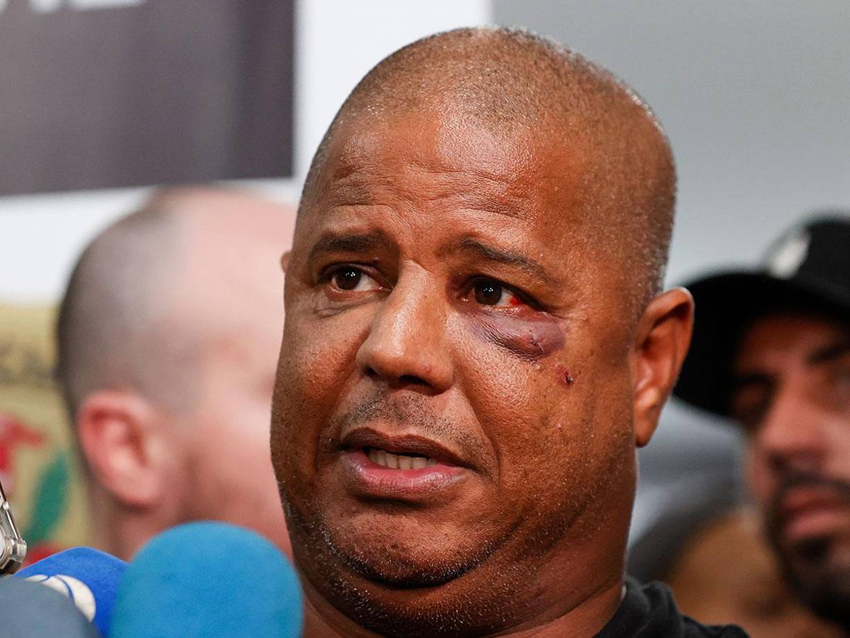 Junto a él está la mujer en cuestión, quien agrega: “Confirmo todo lo que ha dicho, estoy casada y mi esposo le secuestró y lo mantuvo en cautiverio”.