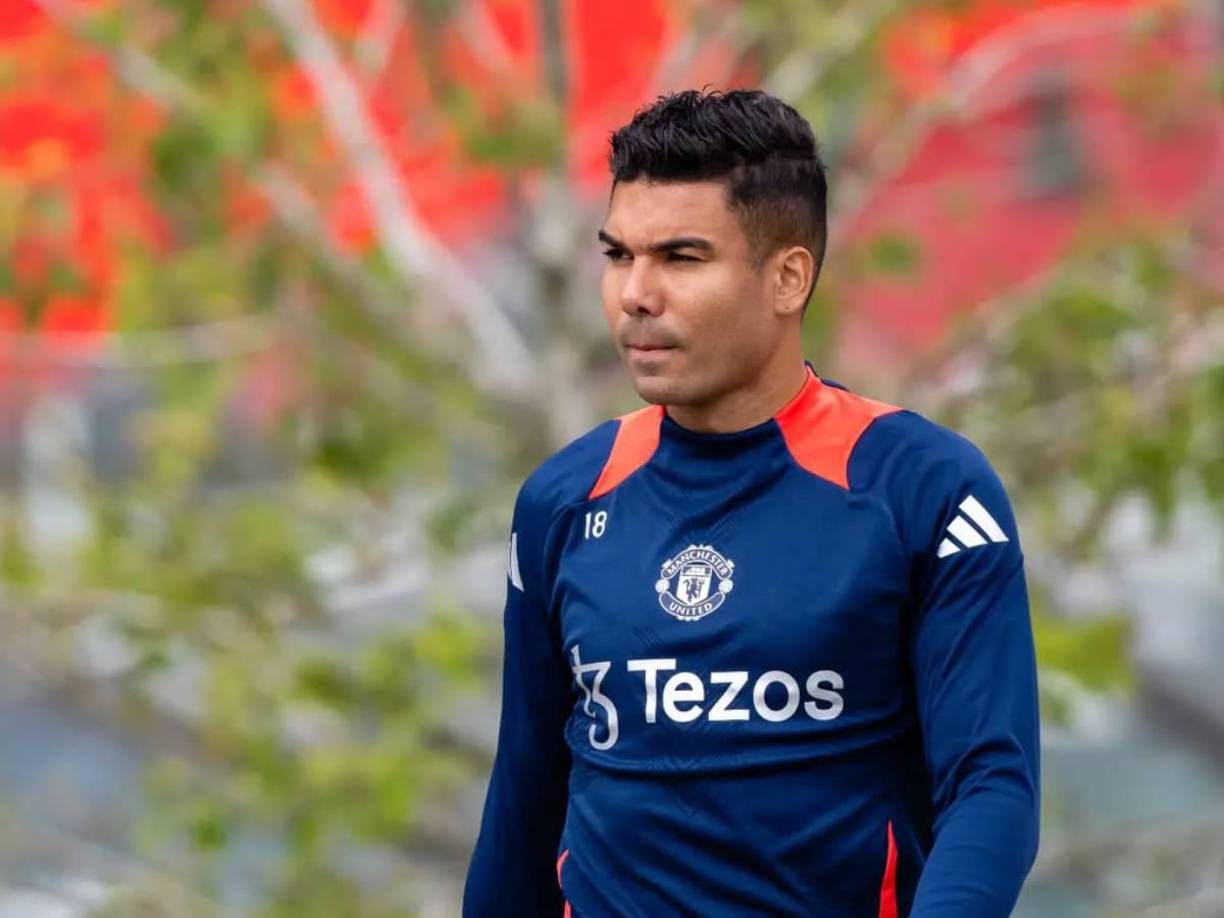 Sky Sports Italia dio a conocer que la Roma ha mostrado mucho interés por fichar al mediocampista Casemiro del Manchester United debido a que es un futbolista que es del agrado de la directiva y del cuerpo técnico, ya que consideran que puede ser una gran oportunidad de mercado debido a su choque con el cuerpo técnico del conjunto inglés.