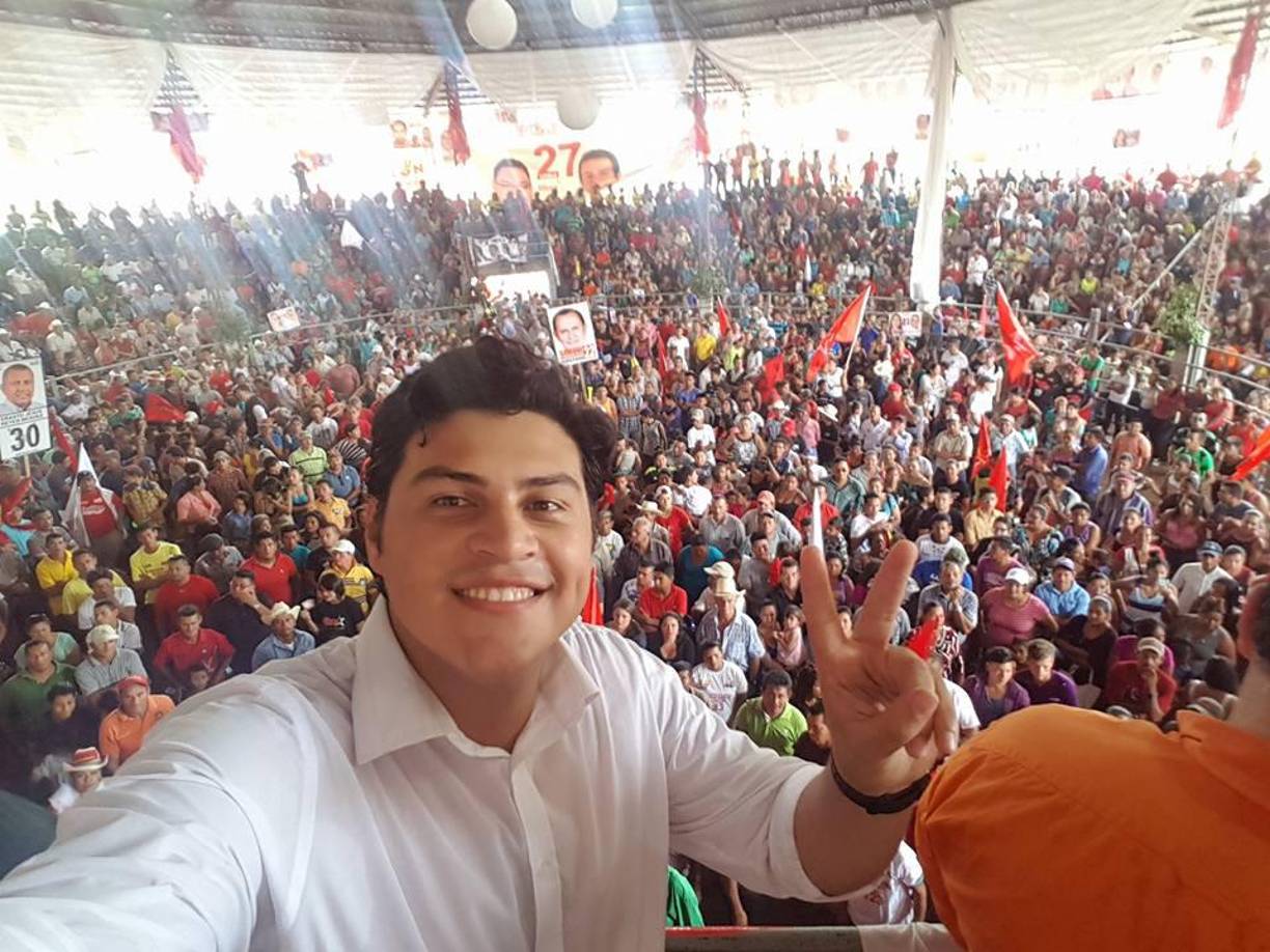 En 2012, Marlon Ochoa inició su trayectoria como investigador en el Foro Social de la Deuda Externa y Desarrollo de Honduras (Fosdeh). Posteriormente, asumió el rol de coordinador de proyectos en la Organización de Estados Iberoamericanos (OEI), y más tarde, desempeñó la misma posición en la Organización Internacional por el Derecho Humano a la Alimentación y Nutrición Adecuada (FIAN Honduras), hasta ascender finalmente como director ejecutivo de esta última organización.