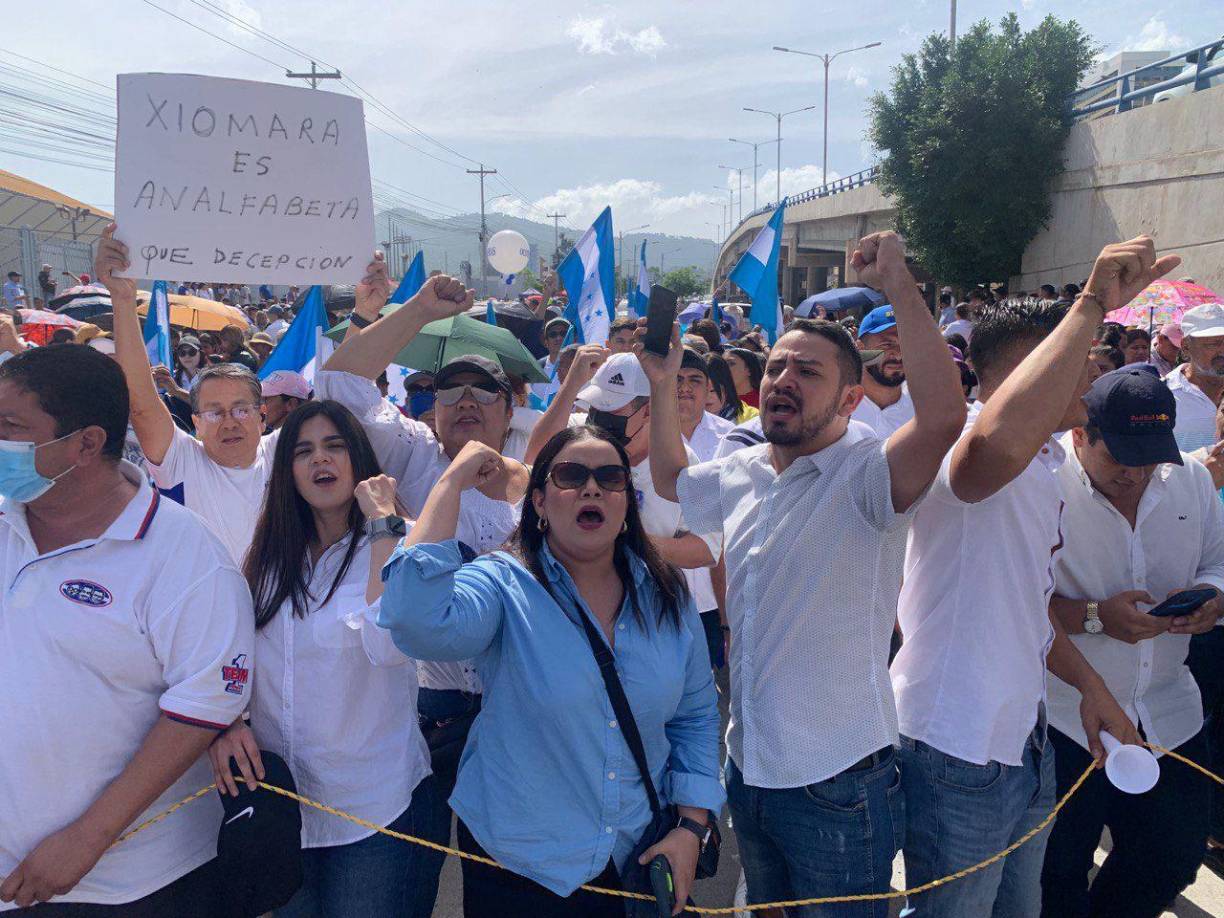  Durante el recorrido se vio a varios líderes políticos, sobre todo, del Partido Nacional. 