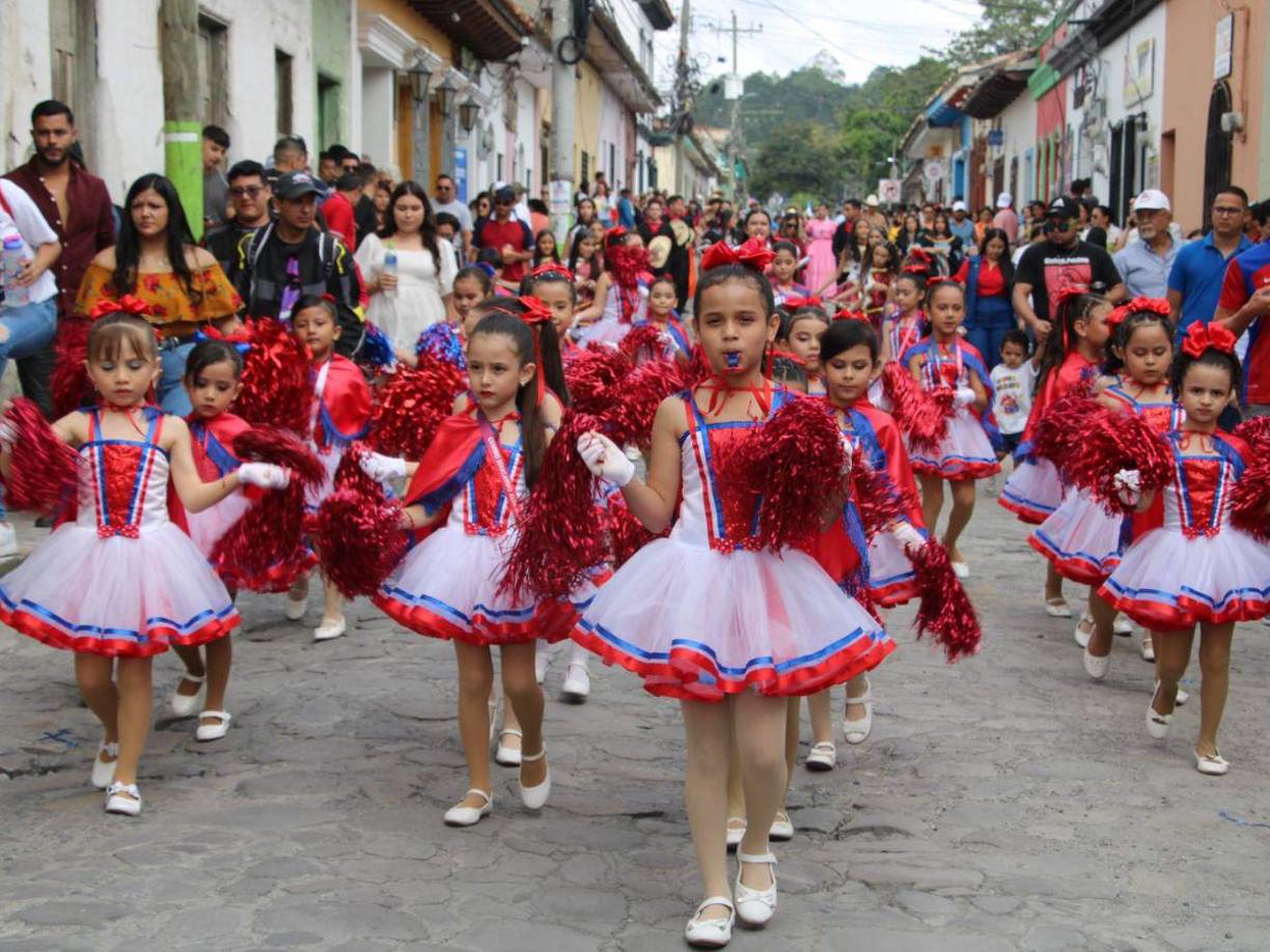 Y es que la alegría se pudo ver en los rostros de los niños festejando por las calles el aniversario de Indepencia de nuestro país.