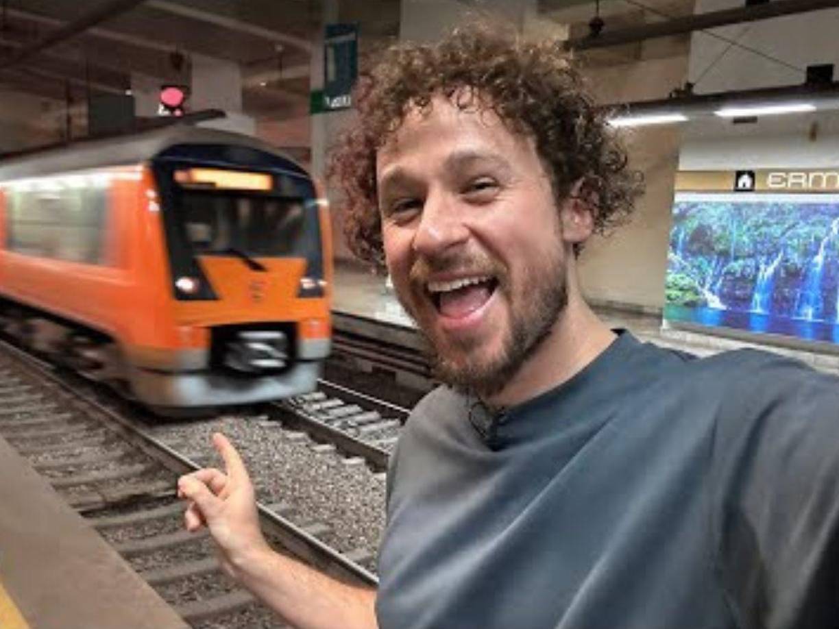 Se observa en otro video, al influencer sentado en el Metro mientras sostiene una cámara y platica con otros pasajeros del lugar.