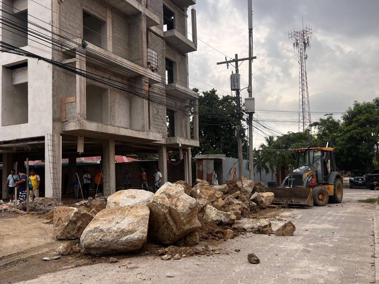 Juez municipal ordenó este viernes colocar piedras frente a una construcción que desobedeció orden municipal tras no cumplir requisitos de construcción en Jardines del Valle, San Pedro Sula, Zona norte de Honduras.