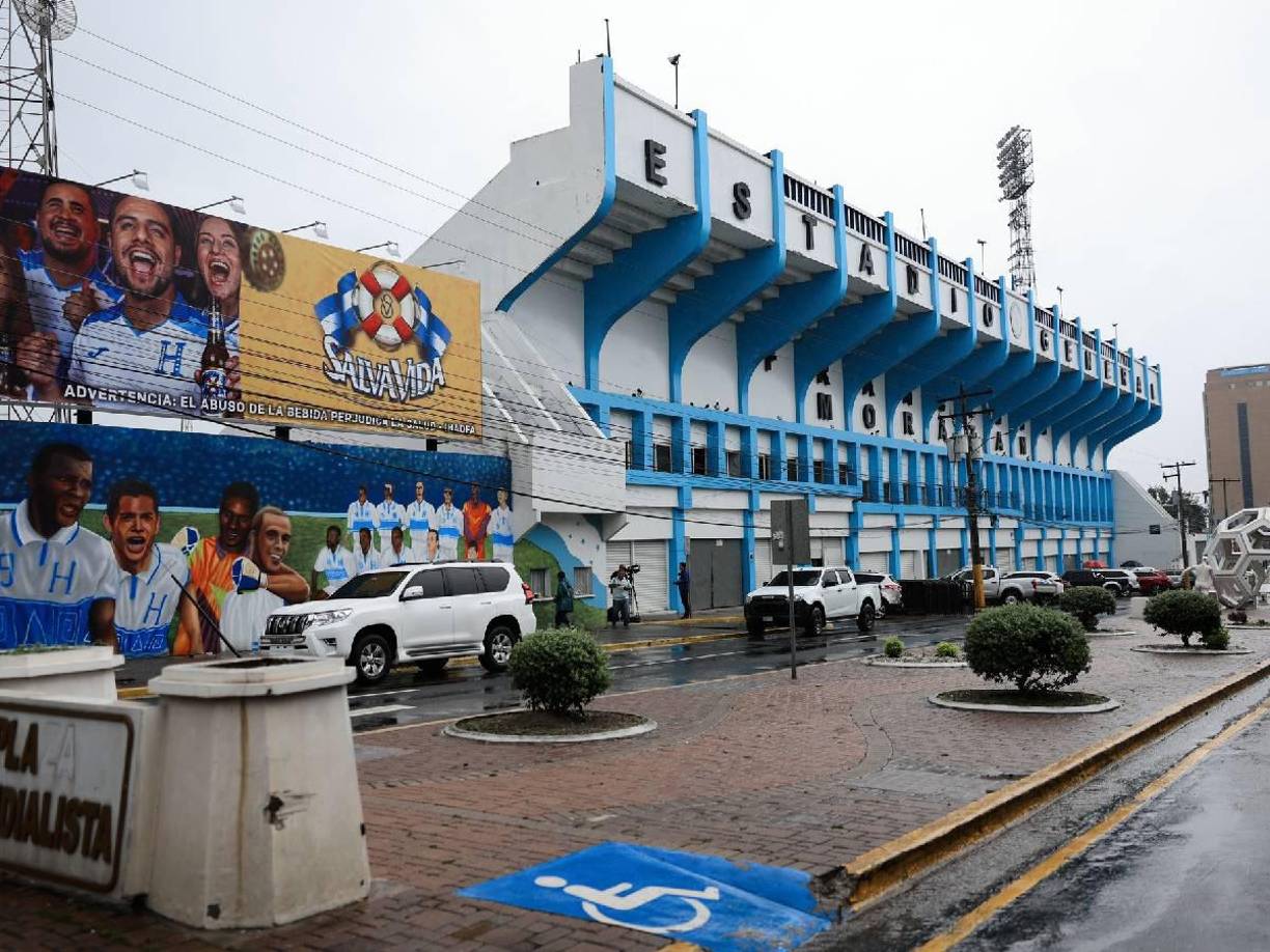 Así luce la calle de uno de los costados del estadio Morazán, donde continúan la lluvias a horas previas del partido ante México.