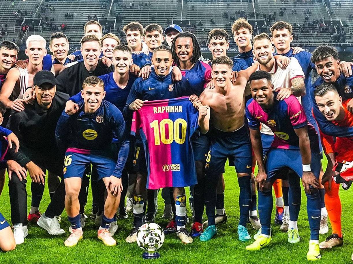 Raphinha llegó a 100 partidos con el Barcelona y posó con una camiseta especial junto a sus compañeros, entre los que se encontraban los lesionados Ronald Araújo y Ter Stegen.