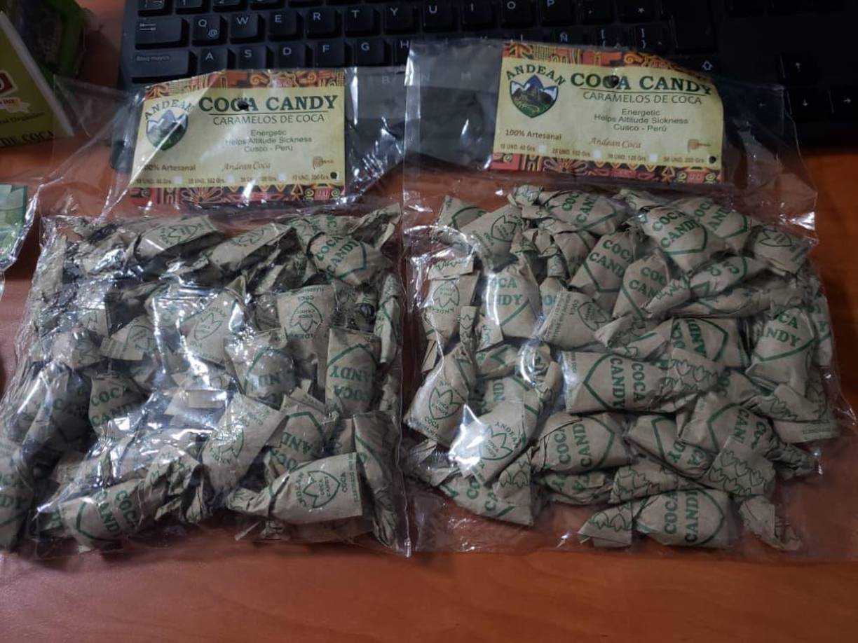 De acuerdo con la historia peruana, la hoja de coca fue importante para los incas, quienes le atribuían cualidades curativas. Por ejemplo, solían masticarla para aliviar el dolor de muelas y de estómago, pues tiene un efecto anestésico.