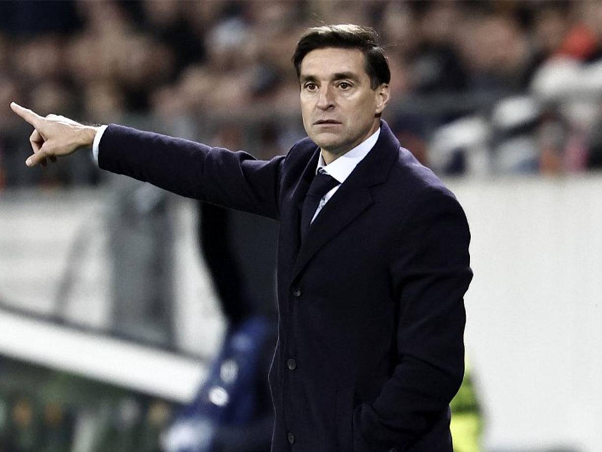 El uruguayo <b>Diego</b> <b>Alonso</b> fue destituido como entrenador del Sevilla, poco después de la derrota 3-0 del equipo andaluz en casa ante el Getafe en la 17ª jornada de la Liga española.