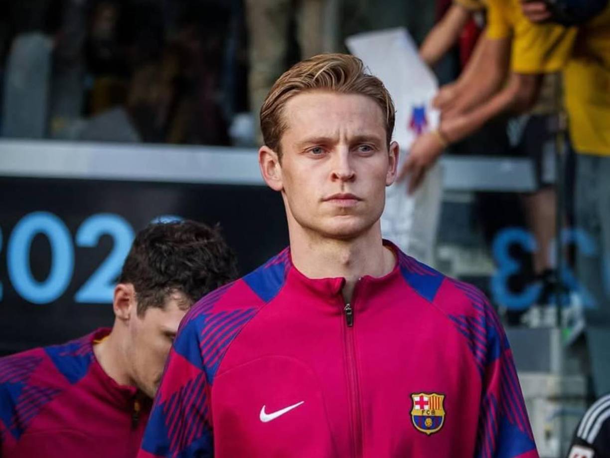 Mundo Deportivo asegura que Frenkie De Jong ahora cambió de opinión y quiere seguir en el Barcelona. El centrocampista tiene contrato hasta 2026, pero estaría pensando en renovarlo debido a los últimos acontecimientos. Se trata de uno de los jugadores con mejor salario en la plantilla azulgrana.