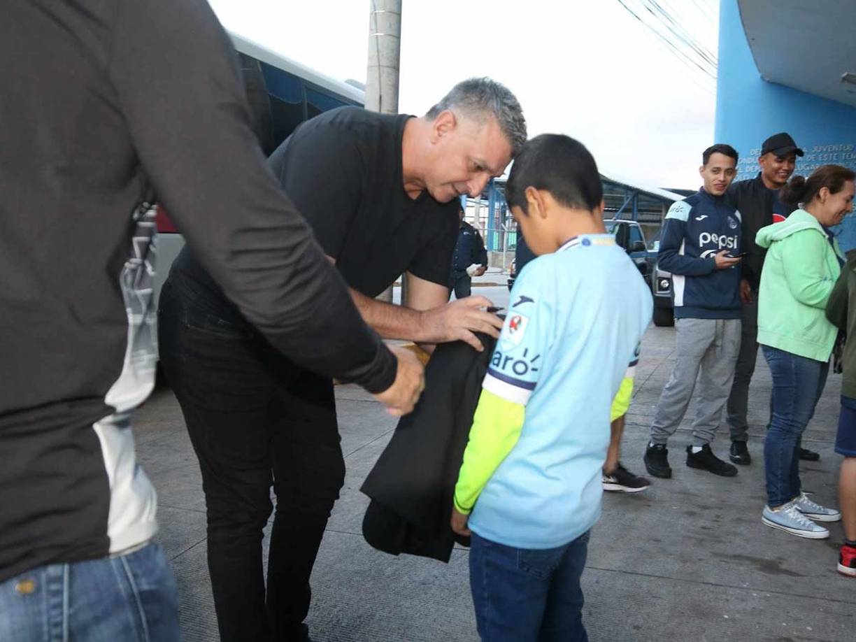 Diego Vázquez fue sorprendido por este pequeño aficionado que le pidió un autógrafo en su cabeza.