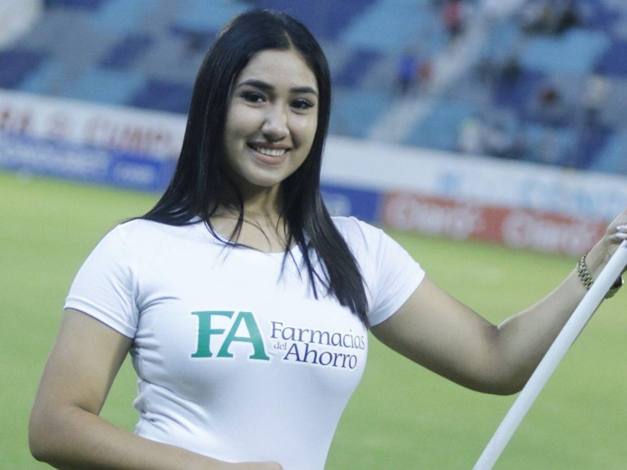 Una de las lindas edecanes que flechó a muchos en el estadio Morazán.