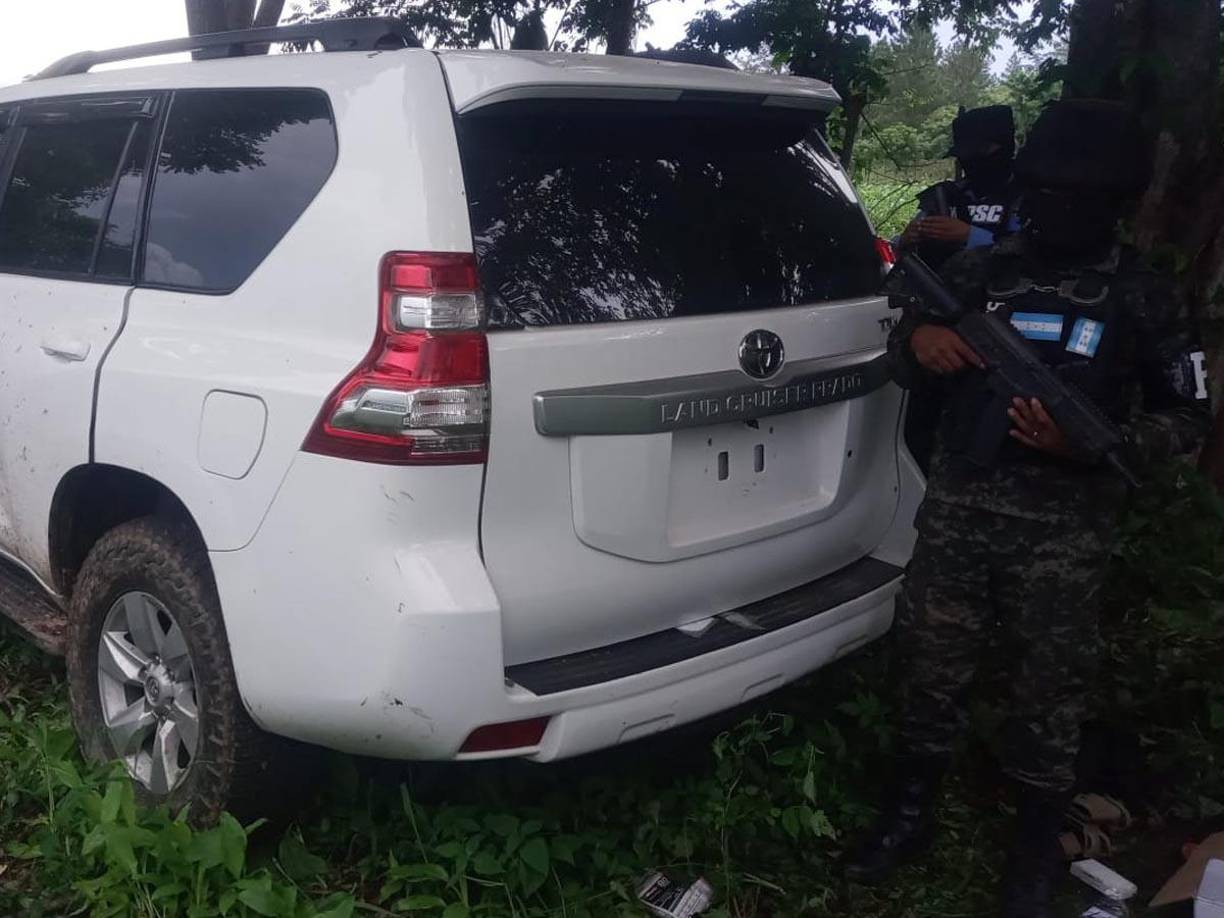 La Policía Militar encontró la camioneta blindada después de enfrentarse con un grupo de hombres armados que resguardaban a Fernando Urbina Soto . 