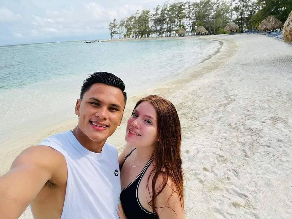Denil Maldonado se fue a Roatán junto a su prometida Iving Bruni.