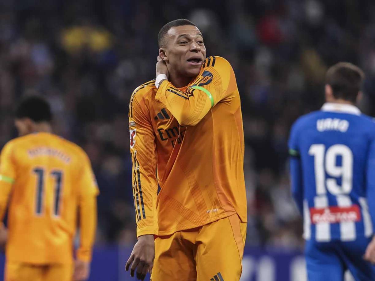 Kylian Mbappé explicando al árbitro la acción con Pol Lozano en la que Vinicius marcó un golazo, pero el árbitro pitó falta del francés y anuló el tanto.