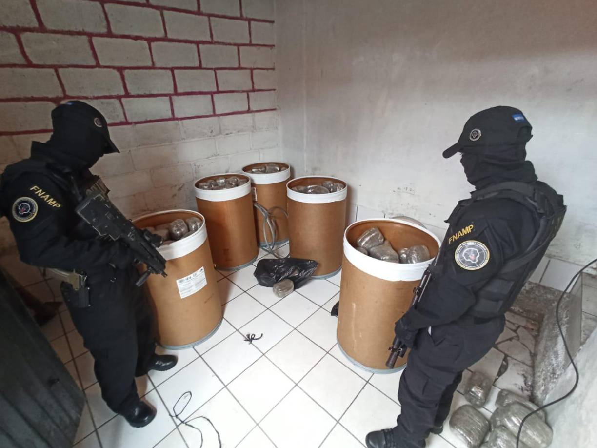 En relación con ese hecho, dos presuntos pandilleros y encargados del programa de distribución de droga fueron capturados por fuerzas de seguridad. El centro de almacenamiento estaba adecuado con el objetivo de pasar desapercibido para autoridades.