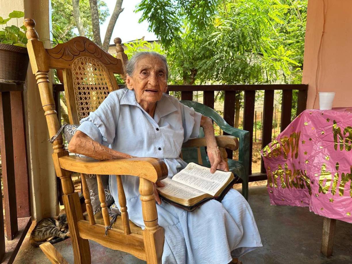 Aunque solo cursó un año de primaria, puede leer muy bien. “Leo la biblia. No me acuerdo como se llama la escuela que iba pero fue aquí en Balfate, creo que todavía está”.