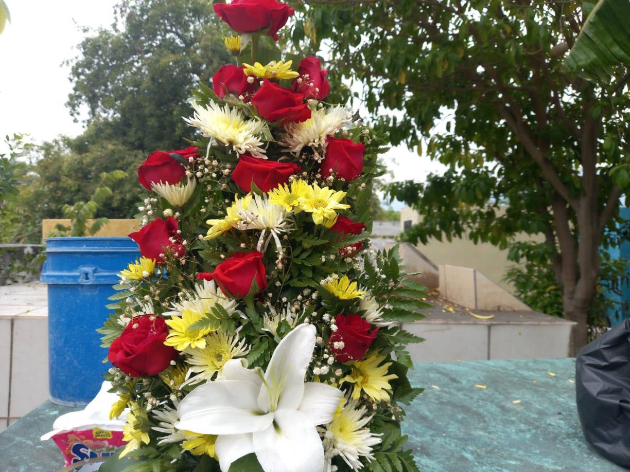 En San Pedro Sula, decenas de personas asistieron este domingo al Cementerio Central Paz Barahona. 