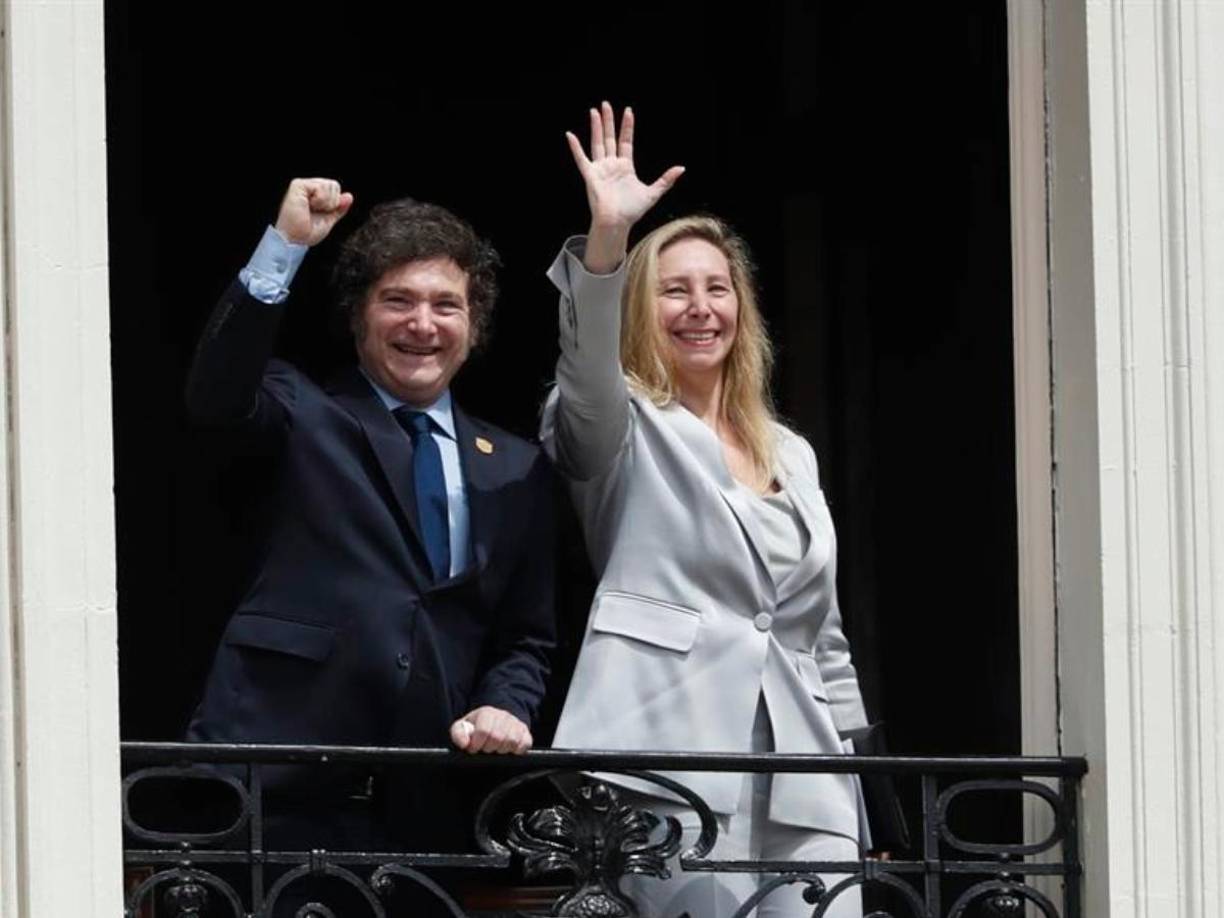 Javier Milei y su hermana Karina saludan a los salvadoreños desde el palco.
