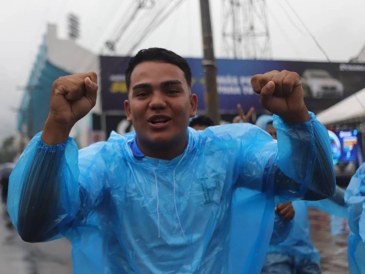 La tormenta tropical Sara ocasiona lluvias a nivel nacional y en San Pedro Sula los aficionados se las ingeniaron para su ingreso al estadio Morazán.