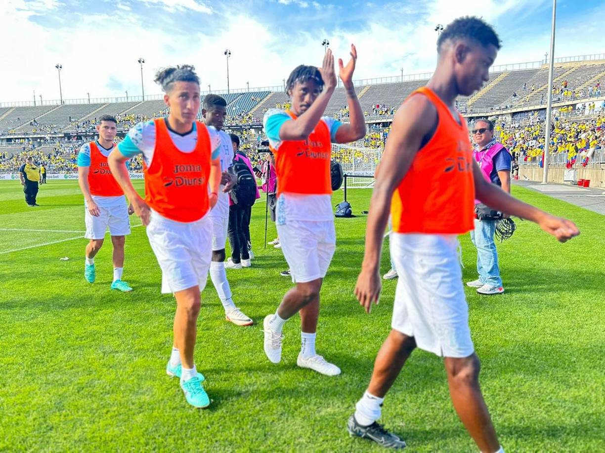 Los rostros tristes de los jugadores de la Selección de Honduras tras la derrota ante Ecuador.