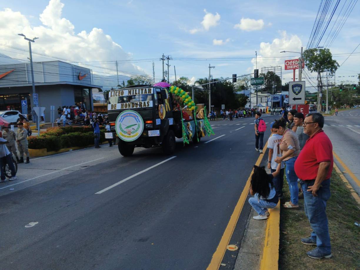 La carroza de la Academia Nacional de Policía (Anapo) encabeza la actividad en la que participan 33 carrozas de empresas privadas, centros educativos e instituciones del estado.