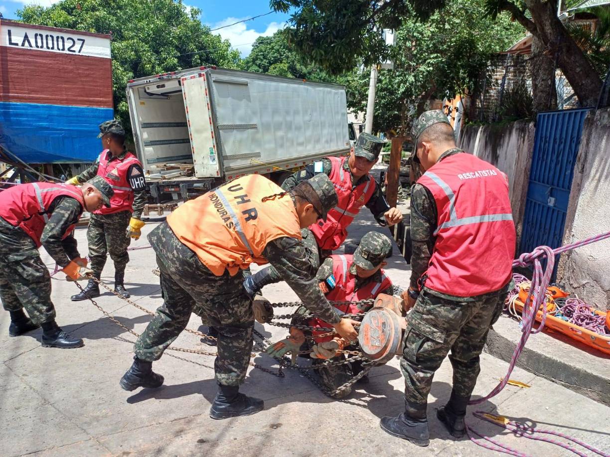 A pesar de que su destino soñado de navegar en el mar ha sido pospuesto, Marlon Martínez aún mantiene la esperanza de que “Rosalinda” pueda algún día surcar las aguas del Pacífico.