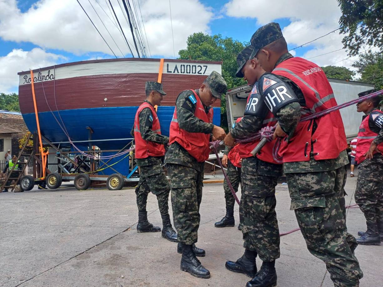 Sin embargo, debido a su tamaño y peso, llevar el velero al mar sigue siendo una tarea complicada. 