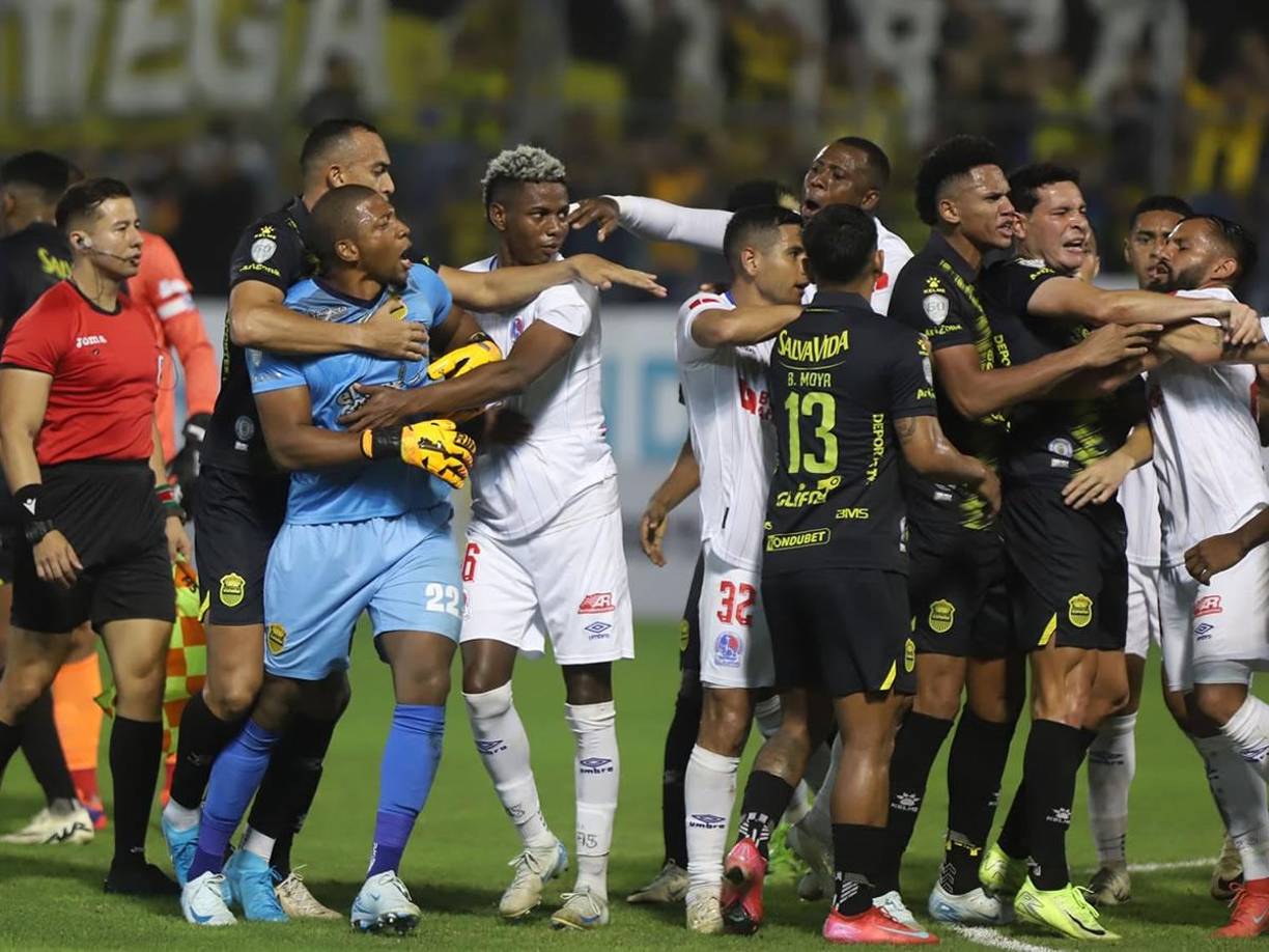 ‘Buba‘ López estaba enloquecido en el zafarrancho y tenía que ser controlado por sus compañeros.