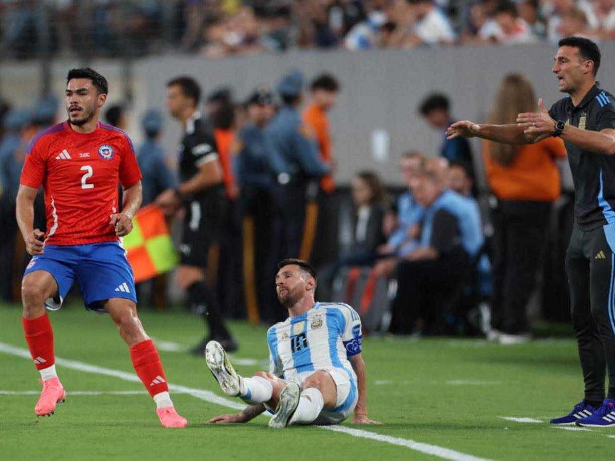 Messi fue derribado por jugador chileno y Scaloni le reclamó al árbitro central.