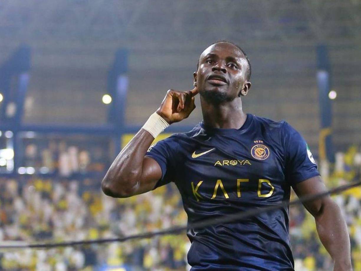 Medios arábes revelaron que Sadio Mané dejará el Al Nassr en calidad de cedido y tendría un acuerdo con el Al Ittihad de Karim Benzema. El senegalés se habría “cansado” de Cristiano Ronaldo luego de los polémicos gestos que hizo contra sus compañeros en la Supercopa de Arabia que perdieron ante Al Hilal.