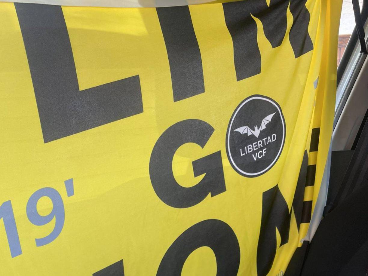 Dani y su esposa partieron a Singapur y el chico preparó una manta con la frase: Lim Go Home’ (Lim ándate a casa). Dicha pancarta la llevo al propio país del propietario del Valencia y aquí comenzó la pesadilla.