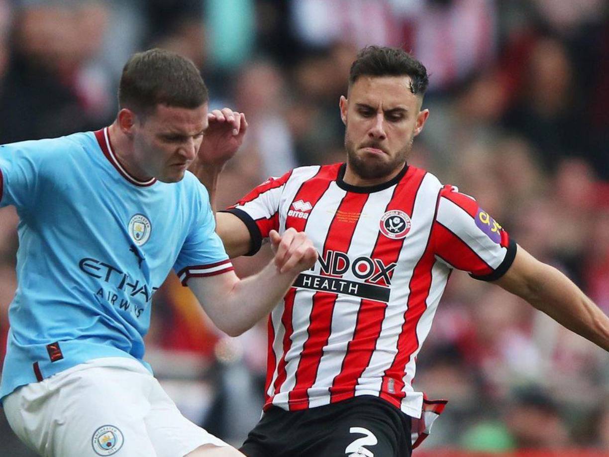 Jugó siete temporadas con el Sheffield United, tres de ellas en la Premier League, antes de irse a jugar a Grecia.