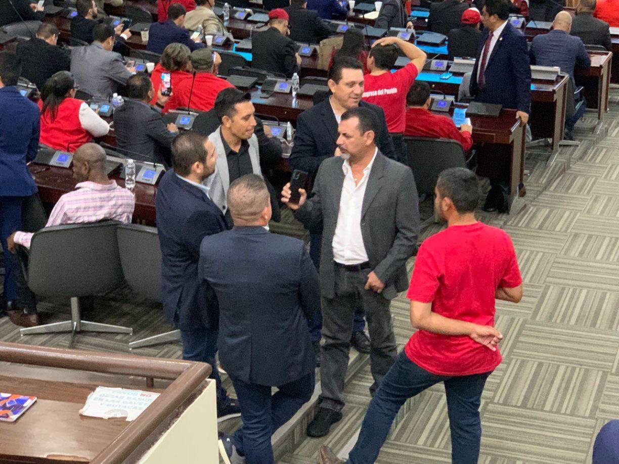 Incertidumbre y un escenario árido es lo que refleja en los rostros de los diputados vive dentro del hemiciclo legistalitivo por las diferentes posiciones que han adoptado los partidos políticos, sin llegar a un consenso.