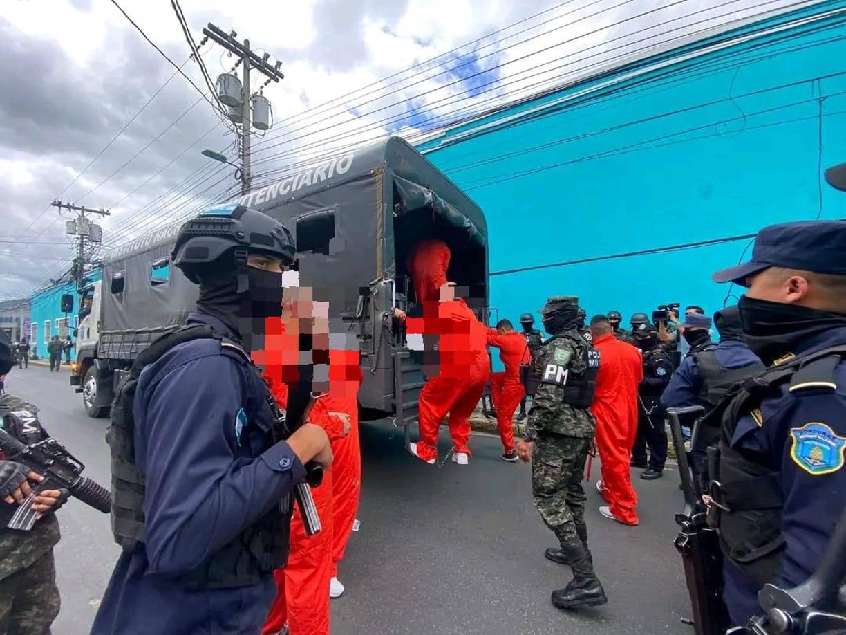 La primera fue imponer un estado de excepción, el 6 de diciembre de 2022, que permite detenciones sin orden judicial para tratar de contener a las bandas criminales.