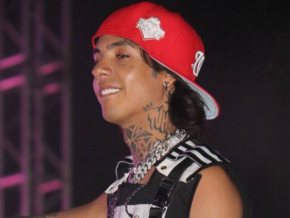 Una narcomanta con acusaciones y amenazas en contra de Natanael Cano, Tito Torbellino y Javier Rosas, apareció en las inmediaciones de un plantel de educación media superior en Hermosillo, Sonora, México.