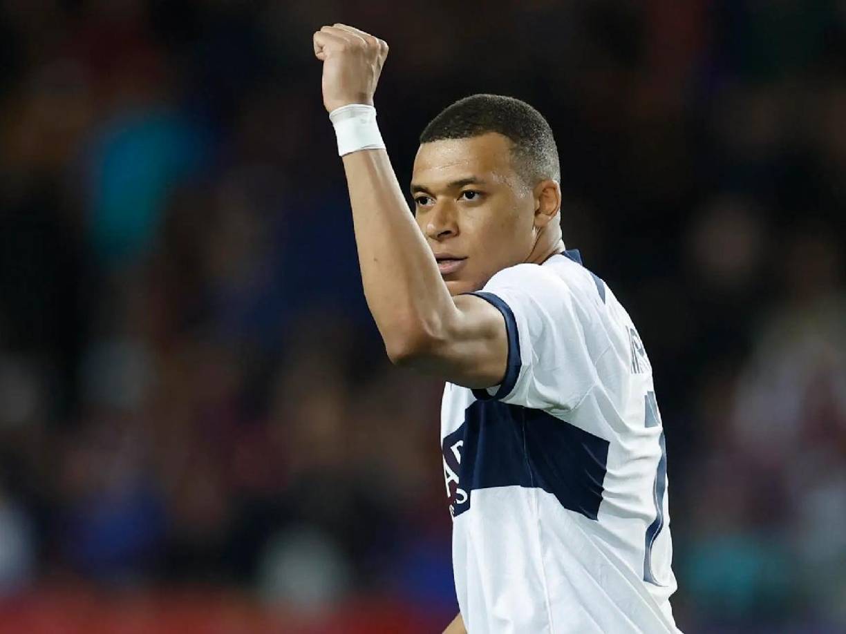 Primero, el 8 de agosto, Mbappé comunicó su reclamación a la comisión jurídica de la LFP amparándose en un artículo de la Carta de Fútbol Profesional que estipula que los clubes deben pagar a los jugadores como más tarde el último día de cada mes, explica el vespertino este martes.