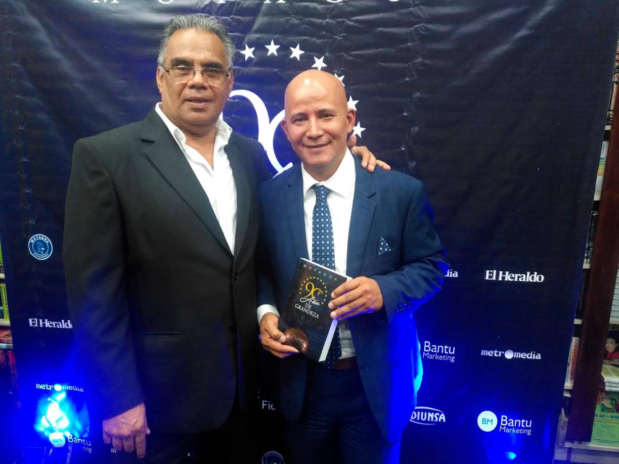 Siempre con un estilo frontal, Eduardo Flores era el encargado de hacer los cierres de las extensas jornadas deportivas de los domingos. Aquí junto al relacionador público de la Fenafuth, Edwin Banegas.