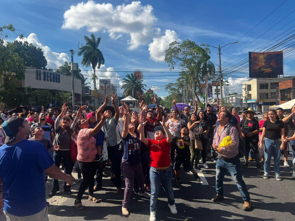 ”Fue un evento espectacular, la gente o disfrutó, tuvimos muchos premios, camisetas, regalamos collares durante todo el desfile. Yo diría que es algo histórico y también lo celebramos en el marco de nuestro 30 aniversario”, agregó emocionado Tovar. 