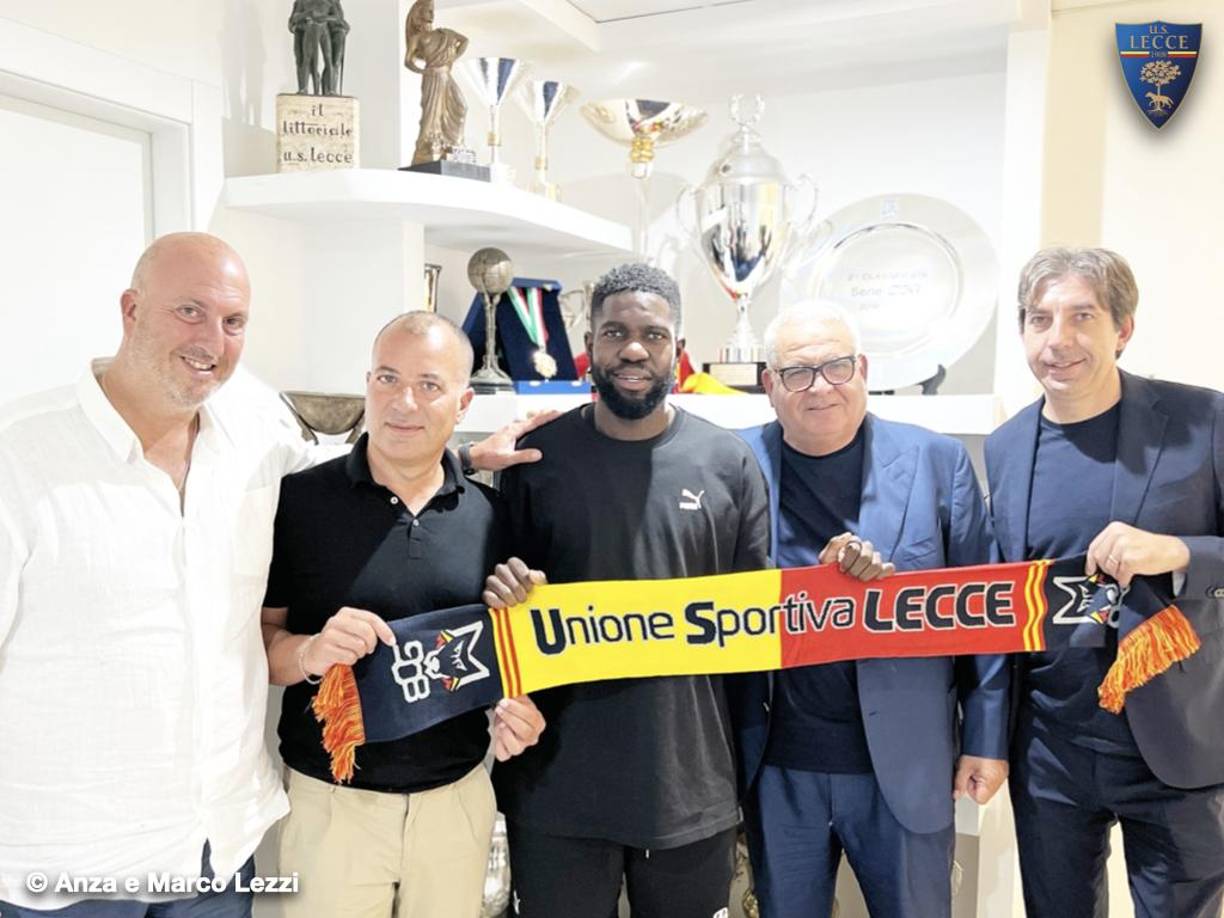 Samuel Umtiti se ha marchado del Barcelona con rumbo al Lecce de la Serie A. El defensa francés llega al club italiano en calidad de cedido por un año y sin opción de compra.