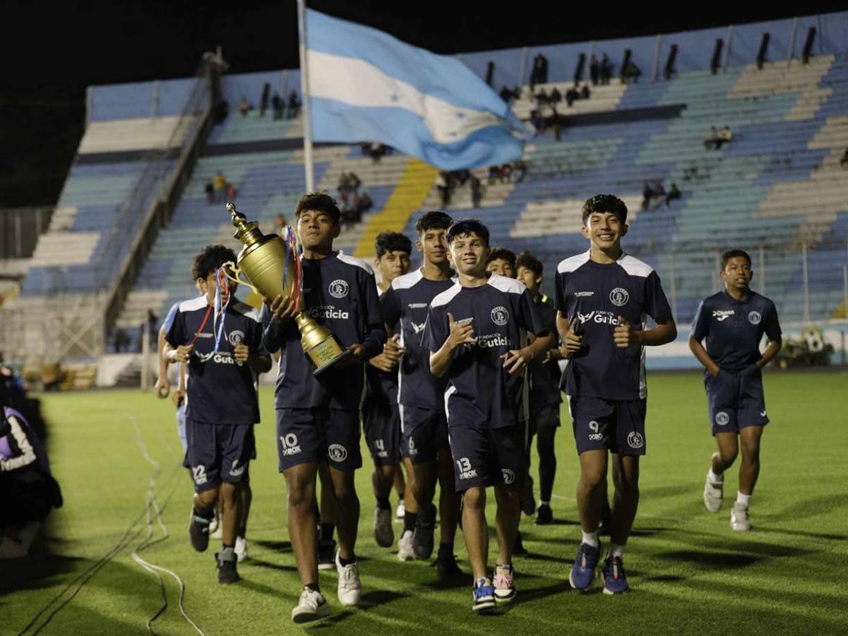 Las reservas del Motagua dieron la vuelta olímpica en el Estadio Nacional de Tegucigalpa. Fueron ovacionados.