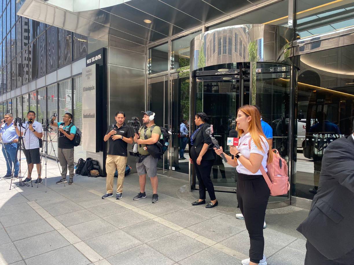 Nuestra hermosa periodista, Jenny Fernández, cautivó en las afueras del hotel y fue la encargada de cubrir la llegada de la Selección de Honduras a la ciudad de Houston.