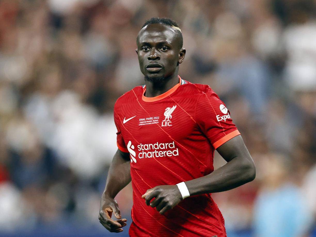 Son 15 millones de euros los que separan a Sadio Mané para firmar su contrato con el Bayern Múnich. A pesar de que el senegalés ha dejado claro que quiere salir este verano y que el hecho de terminar contrato en 2023 dificulta sacar tajada, los ‘reds’ no quieren tampoco malvenderlo y piden 50 millones de euros 