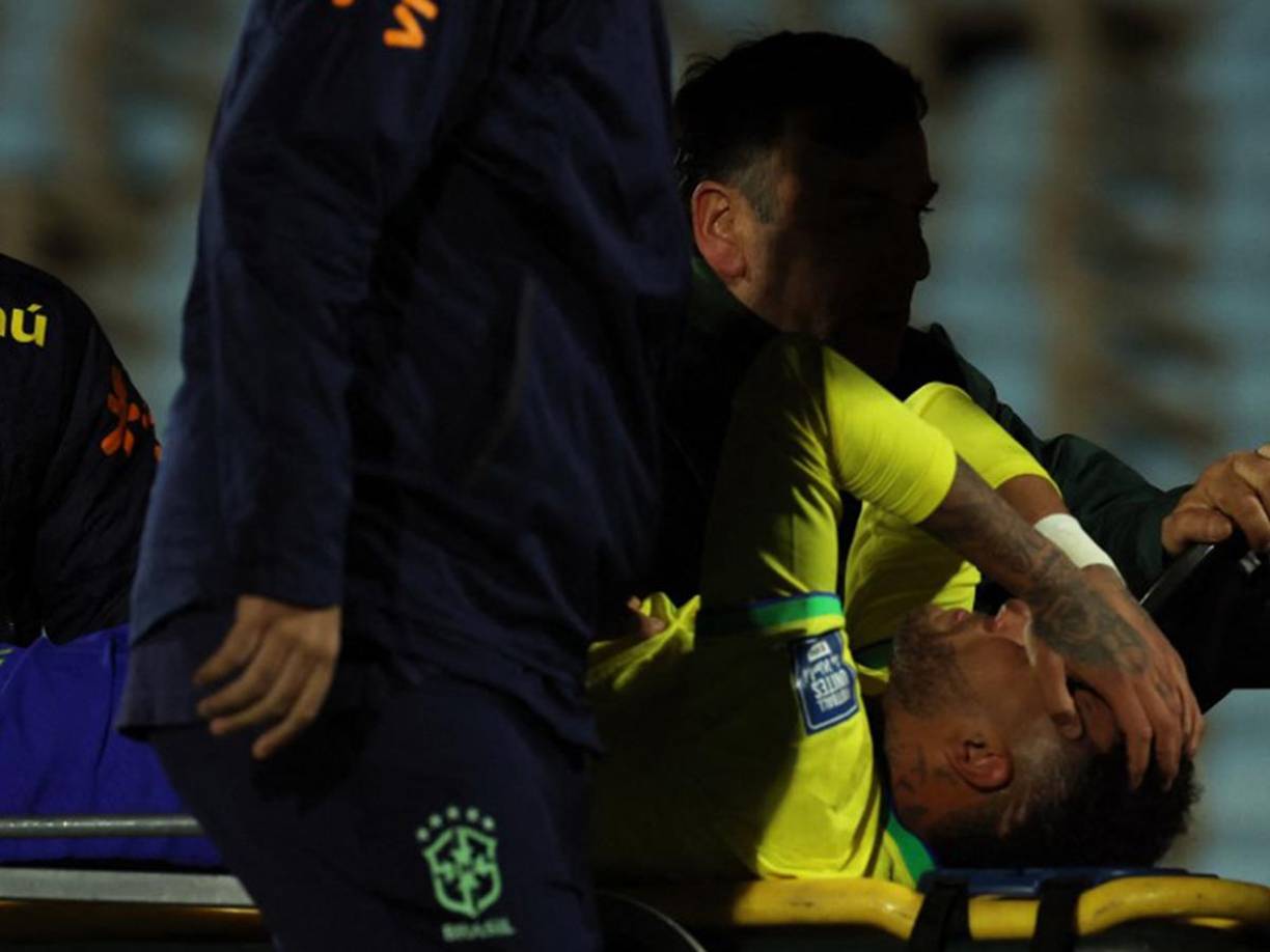 El brasileño se retiró en camilla y entre lágrimas.