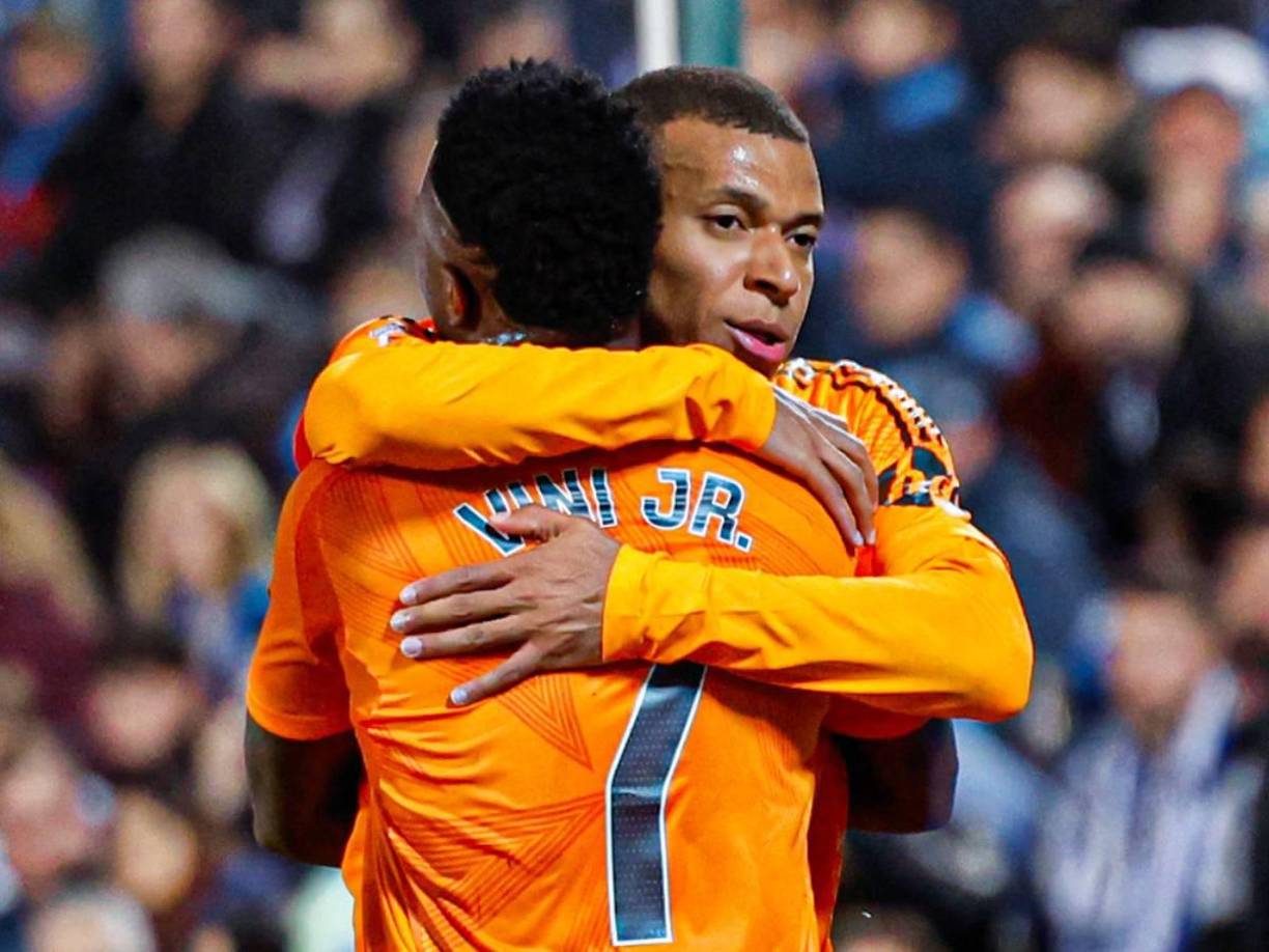 Mbappé resurgió al marcar gol en el minuto 43 gracias a una enorme asistencia de Vinicius. 