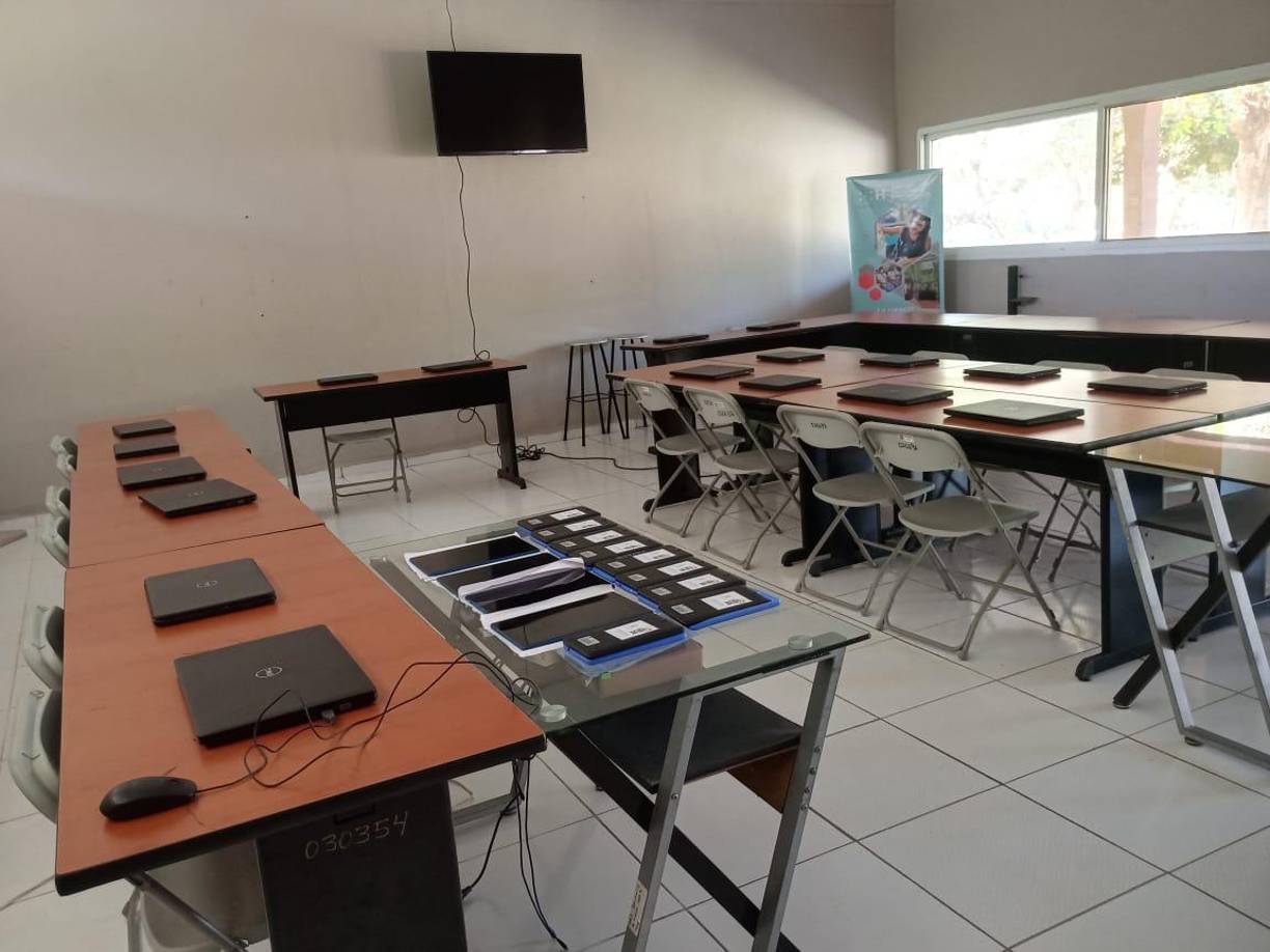 El colegio cuenta con un laboratorio de computación por gestión del ministro de Ciencia, Tecnología e Innovación Científica, Luther Castillo Harris, uno de los primeros egresados de este instituto fundado en 1988.