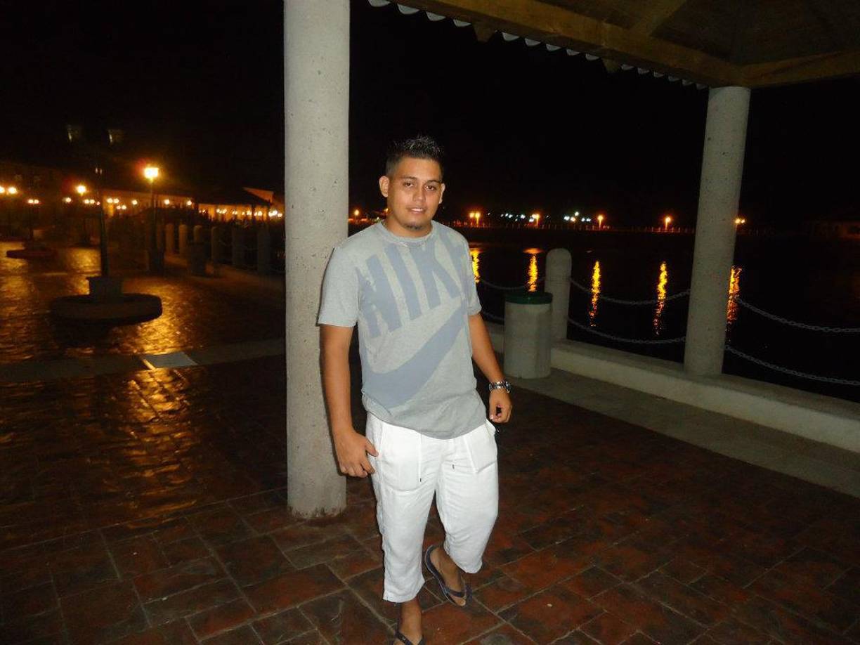 Después de la discusión Mata Reyes salió del edificio y al regresar el celador lo esperó y lo atacó a balazos. 