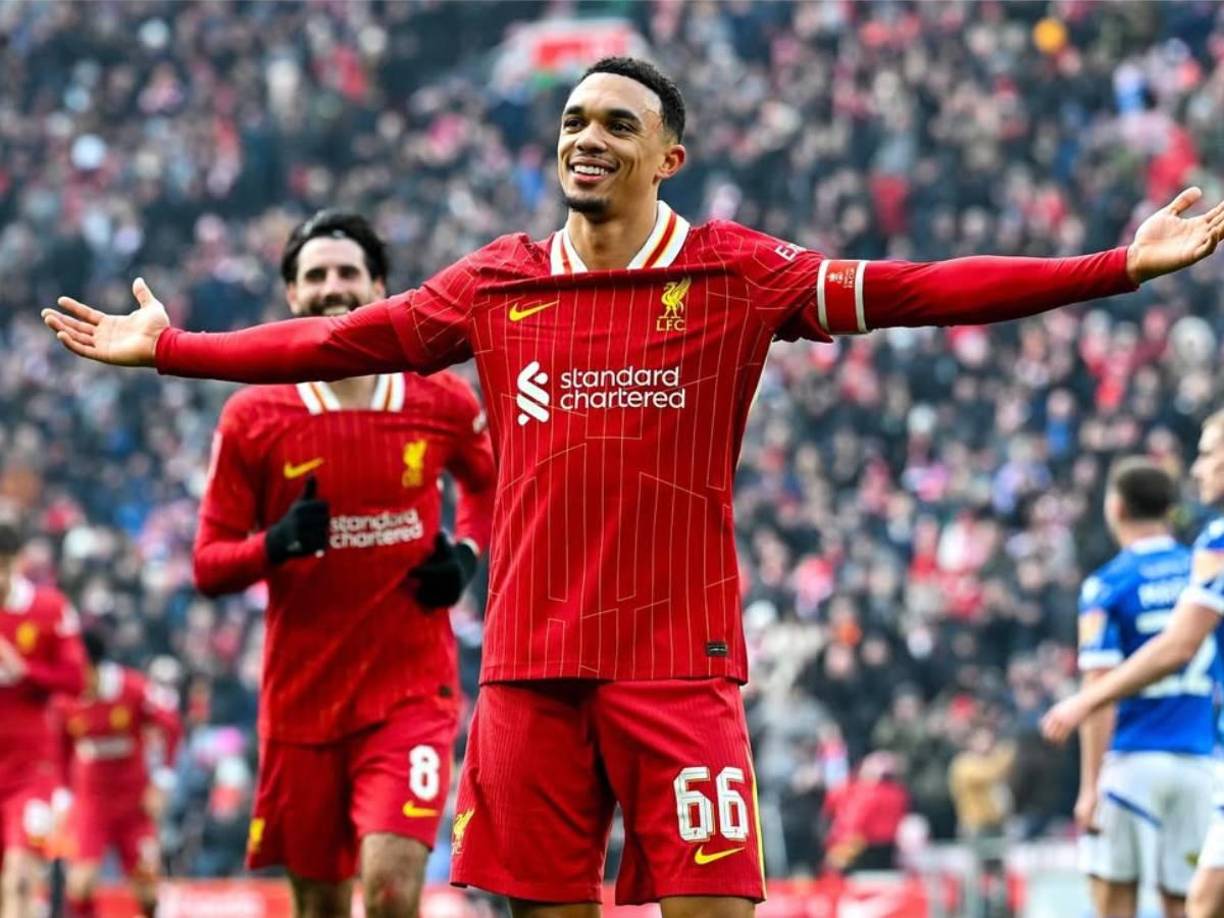 Bombazo. El Real Madrid ha firmado un contrato con el defensor Trent Alexander-Arnold. Así lo ha informado el periodista de La Galerna, Ramón Álvarez de Mon.Según la fuente, el inglés de 26 años se unirá a los “Galácticos” al finalizar la temporada, recibiendo una bonificación por fichaje de aproximadamente 18-20 millones de euro
