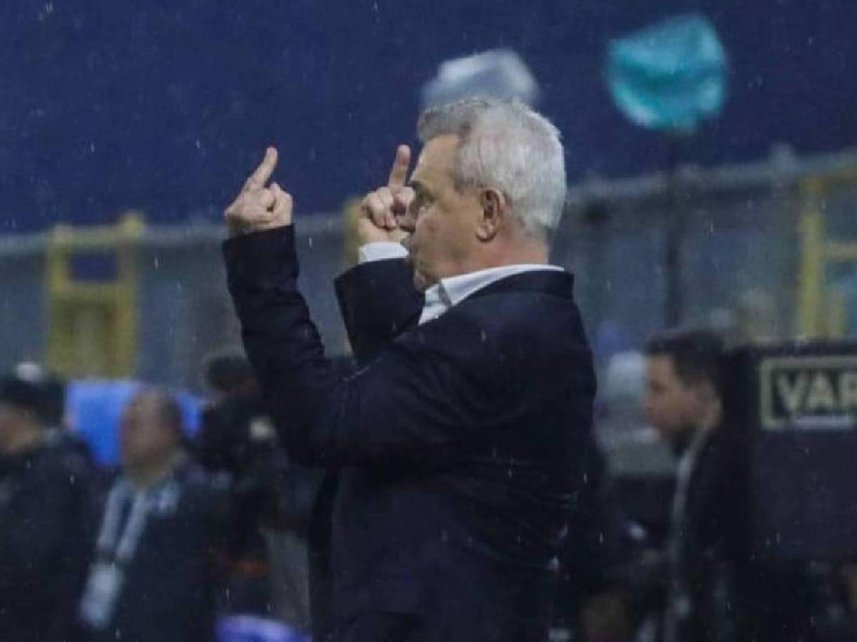En algunas de las imágenes, captaron a Javier Aguirre haciendo gestos obscenos y provocativos hacia la afición antes del final del encuentro.