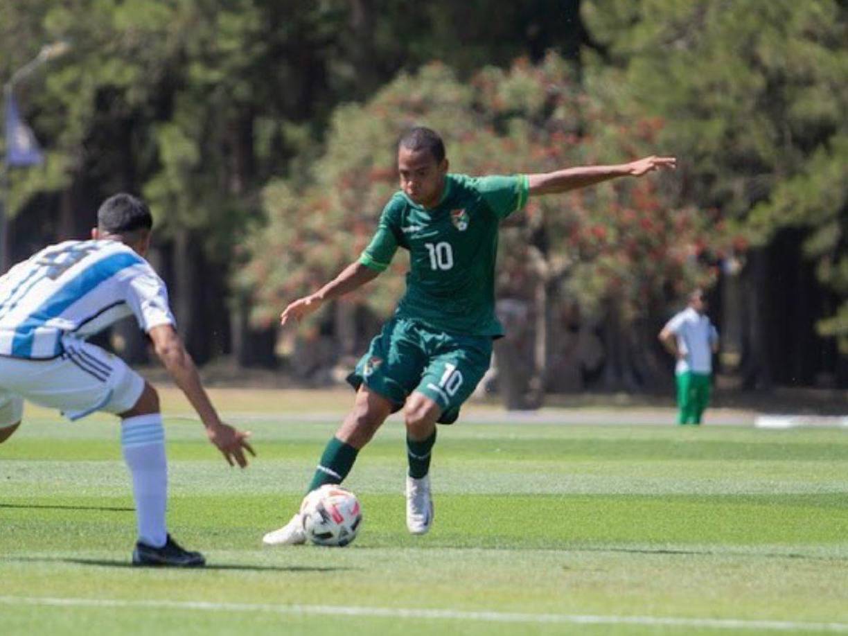 Moisés no pudo viajar con el resto del plantel de la selección de Bolivia debido a que no tenía la autorización firmada por sus padres.