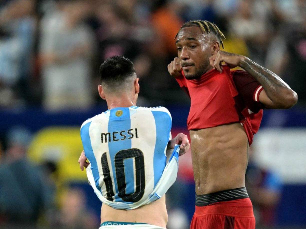 Derek Cornelius y Messi en el momento que se intercambiaban las camisetas.